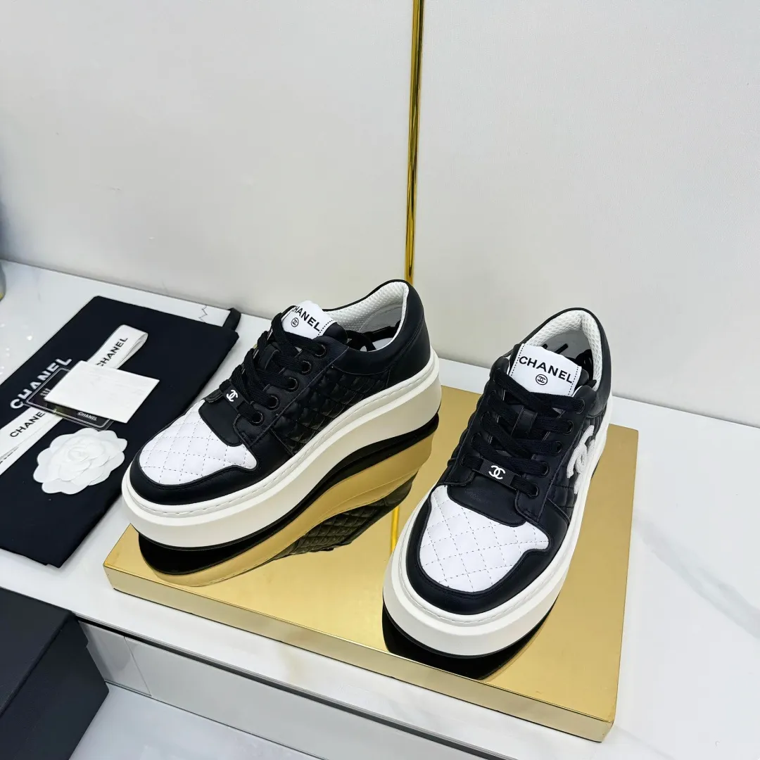 👟👟Ex-factory price 600👟👟 Upgraded version, upgraded version, upgraded version! No rebuttal accepted! ! ! ! Chanel Chanel panda shoes! 2025 counter's top casual sports shoes. This classic design; the upper is electro-embroidered with a variety of techniques; the outsole is fashionable and sporty; the unusual inclusion of a variety of color matching elements... The diversified mix and match is very good-looking and versatile, and can be used for leisure, fashion, sports, and outdoor... ꫛꫀꪝ Go➫ Materials: ❶Upper made of: original imported first-layer silk cowhide + original waterproof cloth + original first-layer cowhide ❷Inner lining: Original Yangli+Net ❸Outsole based on: Original TPU combination outsole Counter boutique packaging complete set for women 35–41 👉 👉 👉 👉 👉